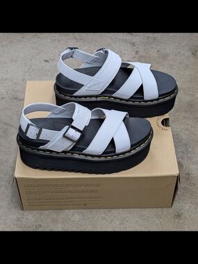 NWT Dr. Martens Voss II Quad Platform Sandals in White Athena Leather Size US 9